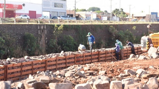 Obra emergencial tenta conter erosões no córrego Anhanduí