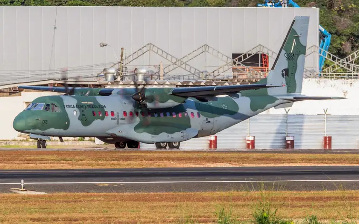 Lula troca de avião após falha no motor antes de voo no Pará