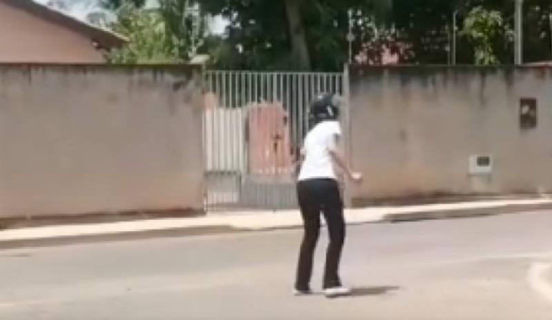 Erro em pintura de via em Coxim gera questionamentos e piadas na web