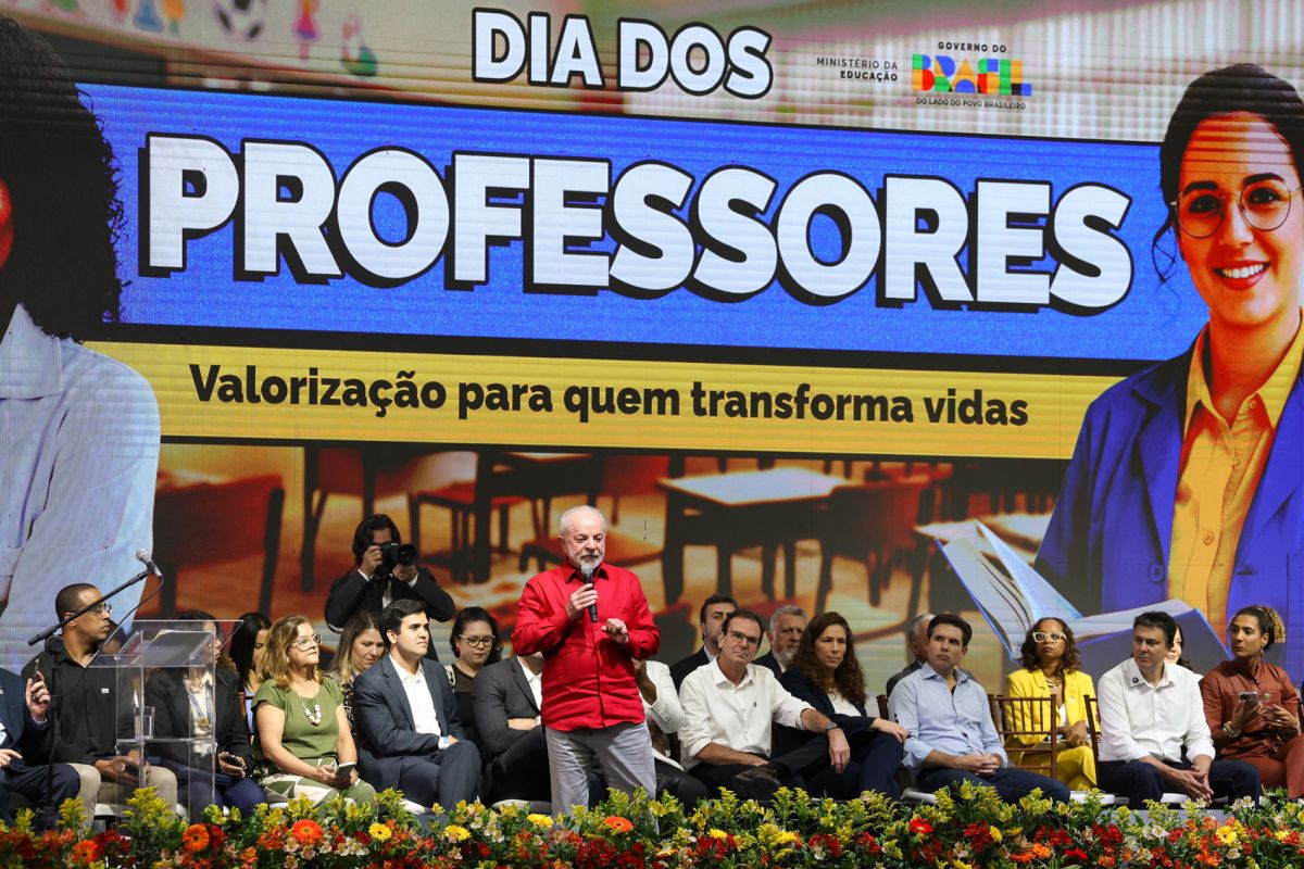 Saiba como professores podem tirar a Carteira Nacional Docente online
