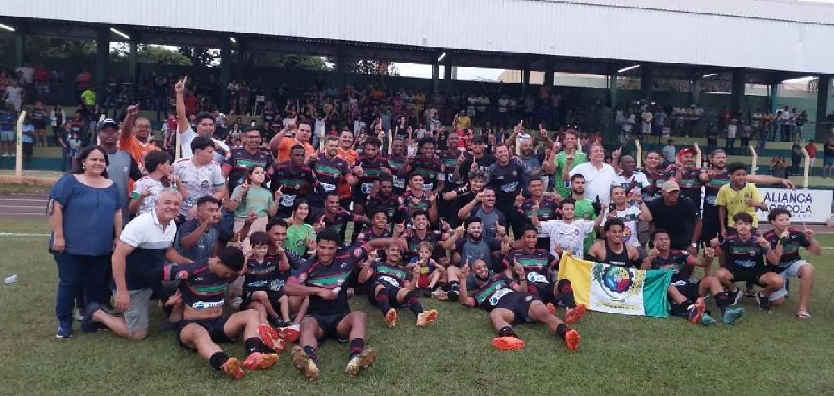 Jogadores do AA Bataguassu comemoram acesso para Série A em 2026