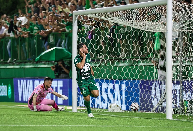 O placar foi ampliado com Neto Pessoa, de cabeça, após contra-ataque bem armado, colocando a Chape no G-4