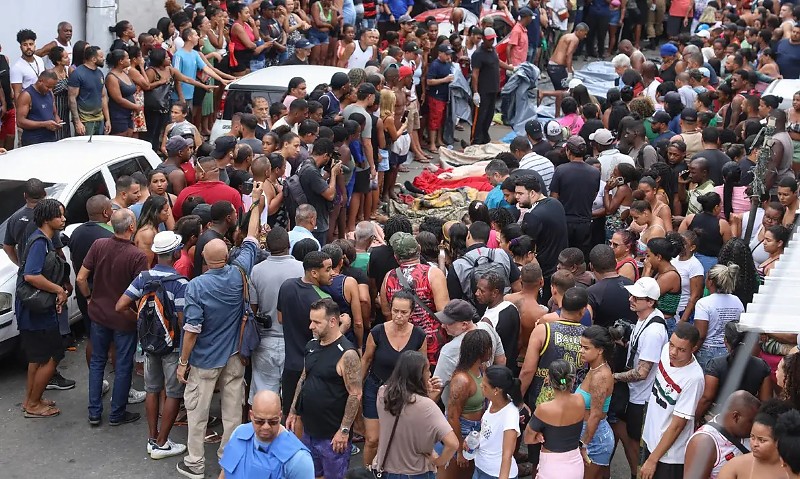 Rio de Janeiro (RJ), 29/10/2025 - Dezenas de corpos são trazidos por moradores para a Praça São Lucas, na Penha, zona norte do Rio de Janeiro. Operação Contenção