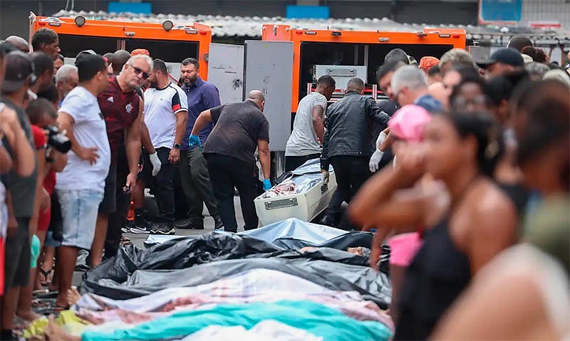 Corpos retirados de mata por moradores