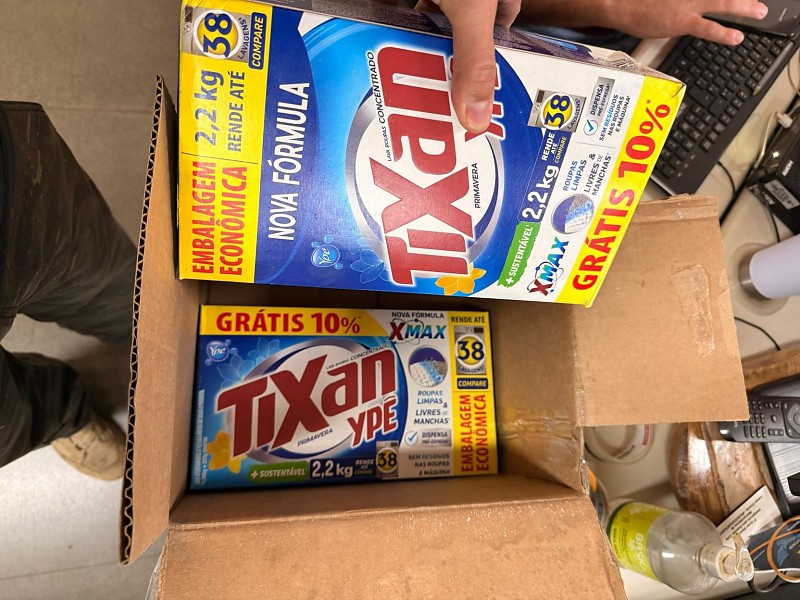 Casal é preso ao tentar retirar encomenda com 8 kg de maconha escondidos em caixas de sabão em pó