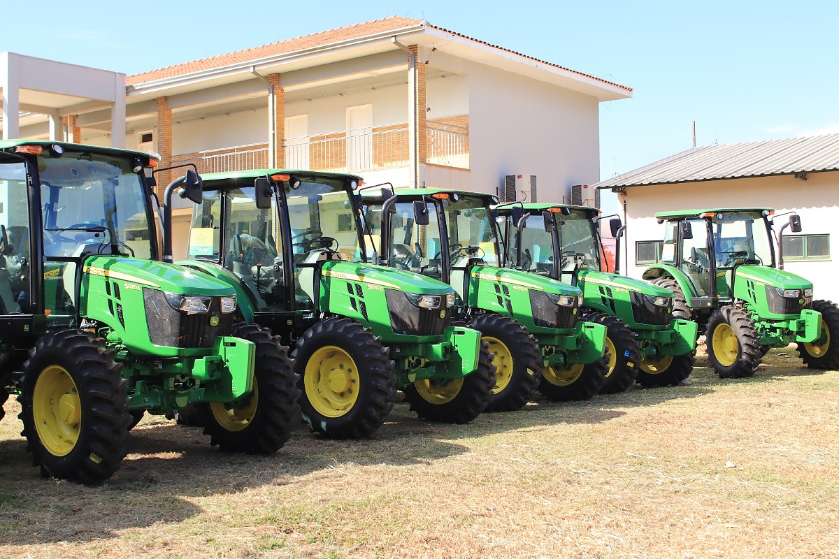 Nelsinho Trad entrega máquinas e veículos para 11 municípios de MS