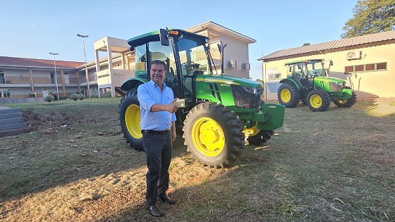 Nelsinho Trad entrega máquinas e veículos para 11 municípios de MS