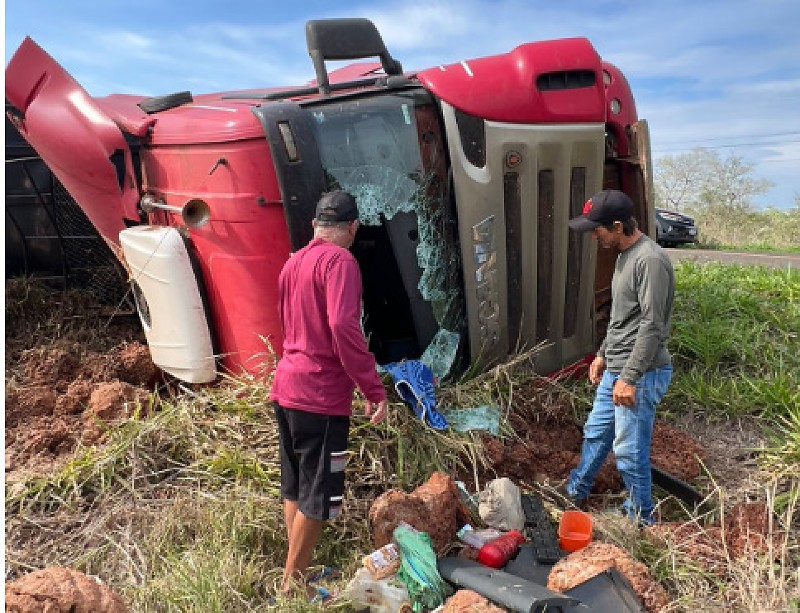 Caminhão tomba na MS-450 e casal fica ferido