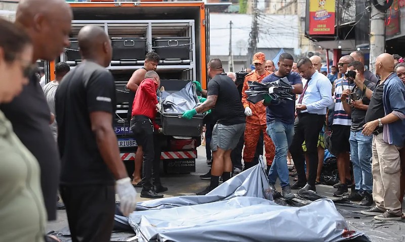Rio de Janeiro (RJ), 29/10/2025 - Dezenas de corpos são trazidos por moradores para a Praça São Lucas, na Penha, zona norte do Rio de Janeiro. Operação Contenção