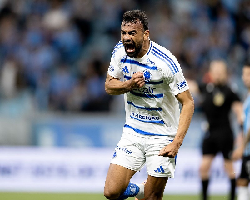 Fabrício Bruno fez o gol da vitória do Cruzeiro que superou o Grêmio fora de casa e se consolida entre os primeiros