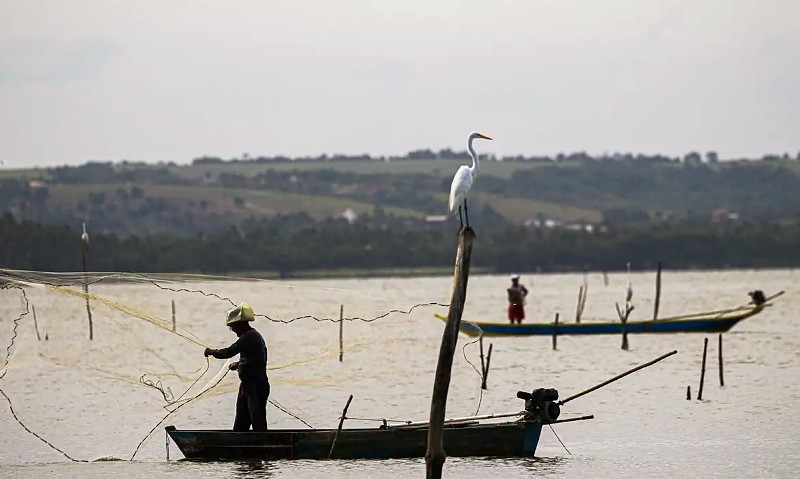 Maceió (AL) 18/12/2023 – Um pescador é visto pescando na lagoa. A pesca na região foi probida após rompimento da mina n°18 da mineradora Baskem na lagoa de Mundaú