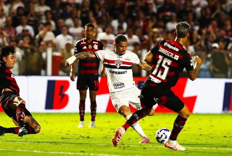 São Paulo segura o empate em 2 a 2 na Vila Belmiro contra o Flamengo