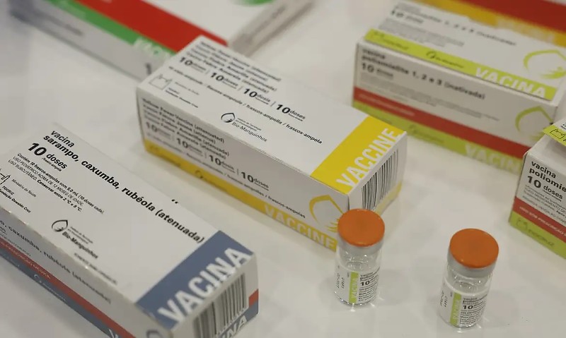 Rio de Janeiro (RJ), 07/05/2025 – Vacinas de poliomelite, sarampo; caxumba e rubéola produzidas por Bio-Manguinhos/Fiocruz, exibidas no 9º Simpósio Internacional de Imunobiológicos