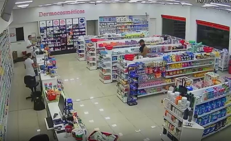 Suspeito ameaça funcionários com faca, leva dinheiro e sequestra cliente