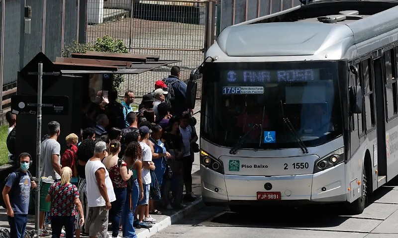 São Paulo (SP), 23/03/2023 - Passageiros optam por ônibus no Terminal Barra Funda, durante a greve dos metroviários em São Paulo que paralisa o Metrô