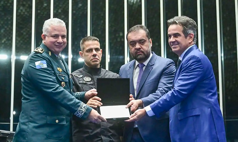 Sessão Solene do Congresso Nacional destinada a homenagear o Governo do Estado do Rio de Janeiro, a Polícia Civil, a Polícia Militar e os policiais mortos e baleados na Operação Contenção. Entrega de Placa de homenagem pela bravura e pelos esforços e