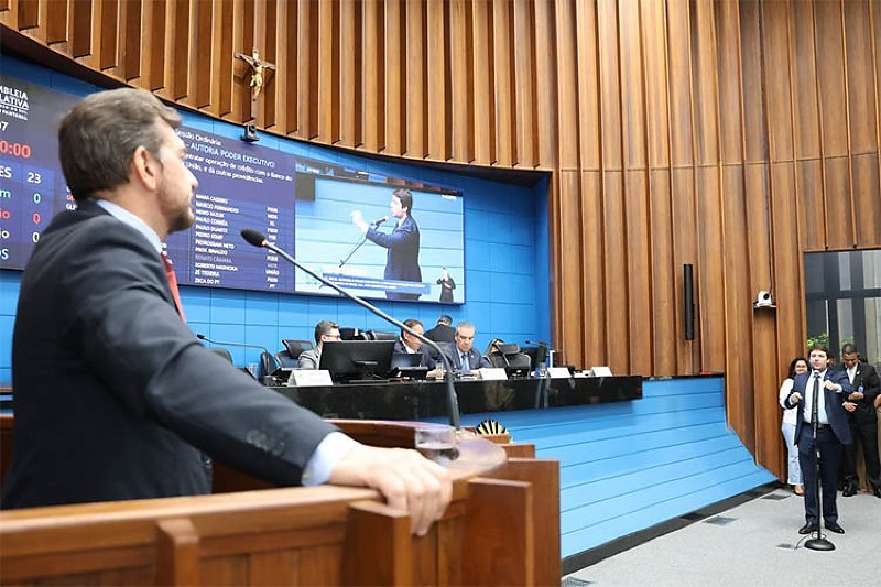 Kemp na tribuna e Catan no aparte: questionamentos