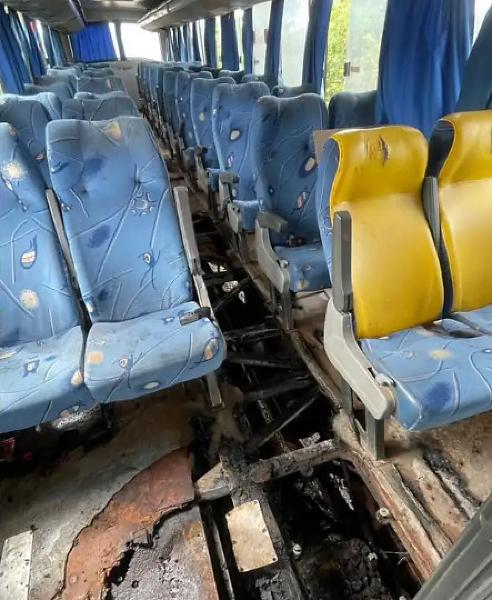 Chamas atingiram o motor e o assoalho do veículo, mas ninguém se feriu