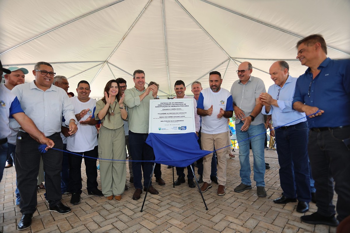 Governador Eduardo Riedel lidera entrega de casas e reforço de frota pública em Alcinópolis