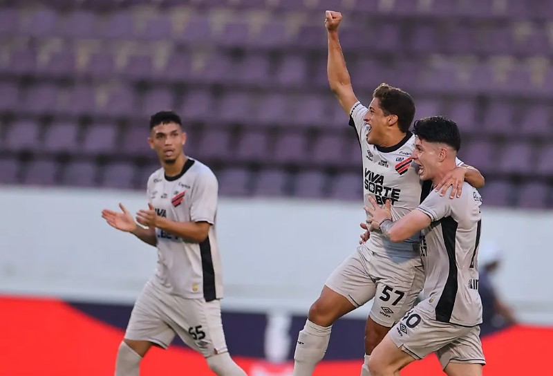 João Cruz empatou com golaço de falta e Renan Peixoto virou aos 50 minutos na vitória do Furação fora de casa