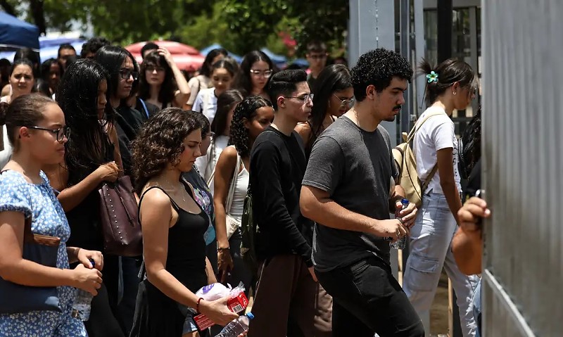 Brasília (DF), 16/11/2025 - Candidatos comparecem a local de prova para realização do segundo dia do Exame Nacional do Ensino Médio (Enem) 2025