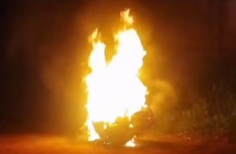Moto é destruída por incêndio em Jardim, mas casal escapa ileso