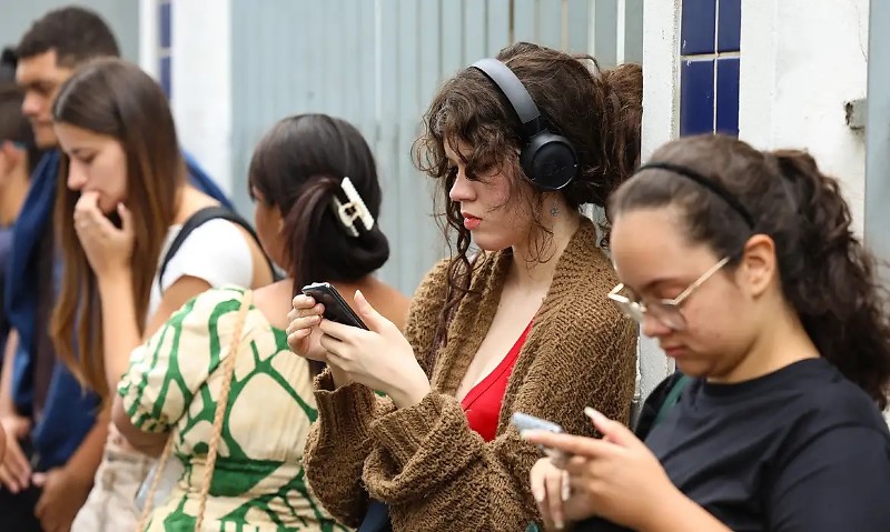 Rio de Janeiro (RJ), 16/11/2025 – Estudantes aguardam abertura dos portões no segundo dia do Exame Nacional do Ensino Médio (Enem), no Cefet Maracanã, na zona norte do Rio de Janeiro