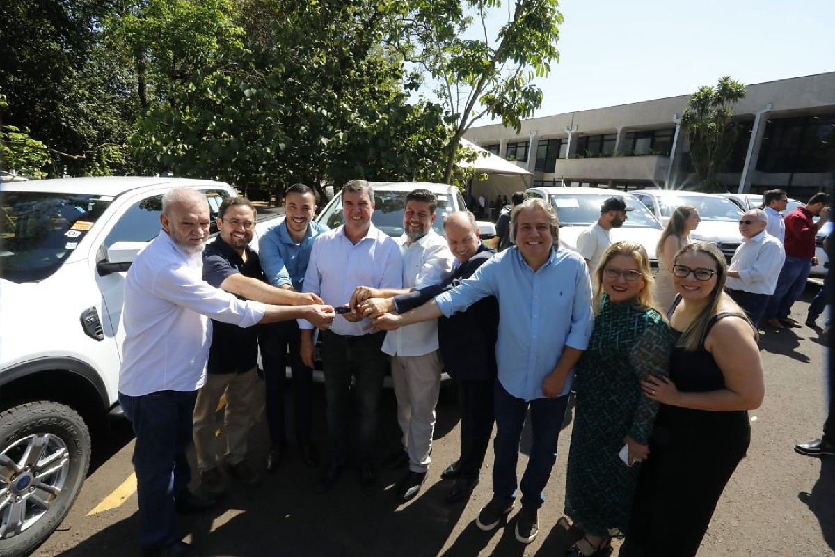 Governador Eduardo Riedel entrega veículos para ações de vigilância em saúde