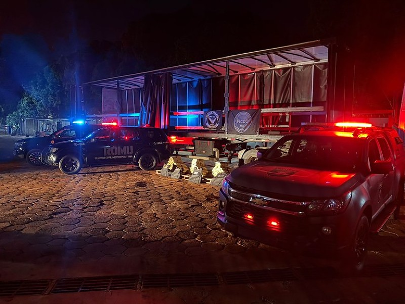 Polícia apreende cocaína em caminhão com fundo falso na BR-060