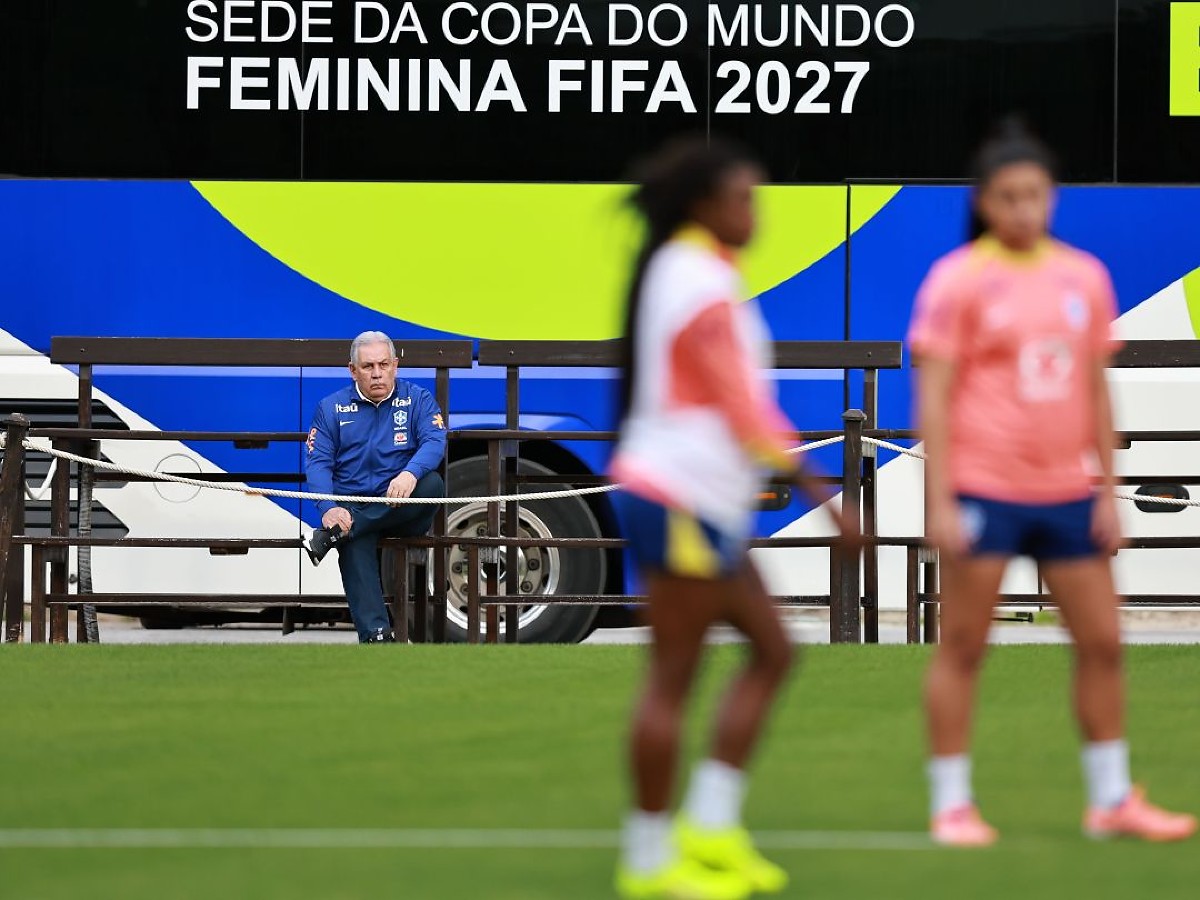 Seleção Brasileira Feminina - Presidente Estevão Petrallás durante treinos na Espanha