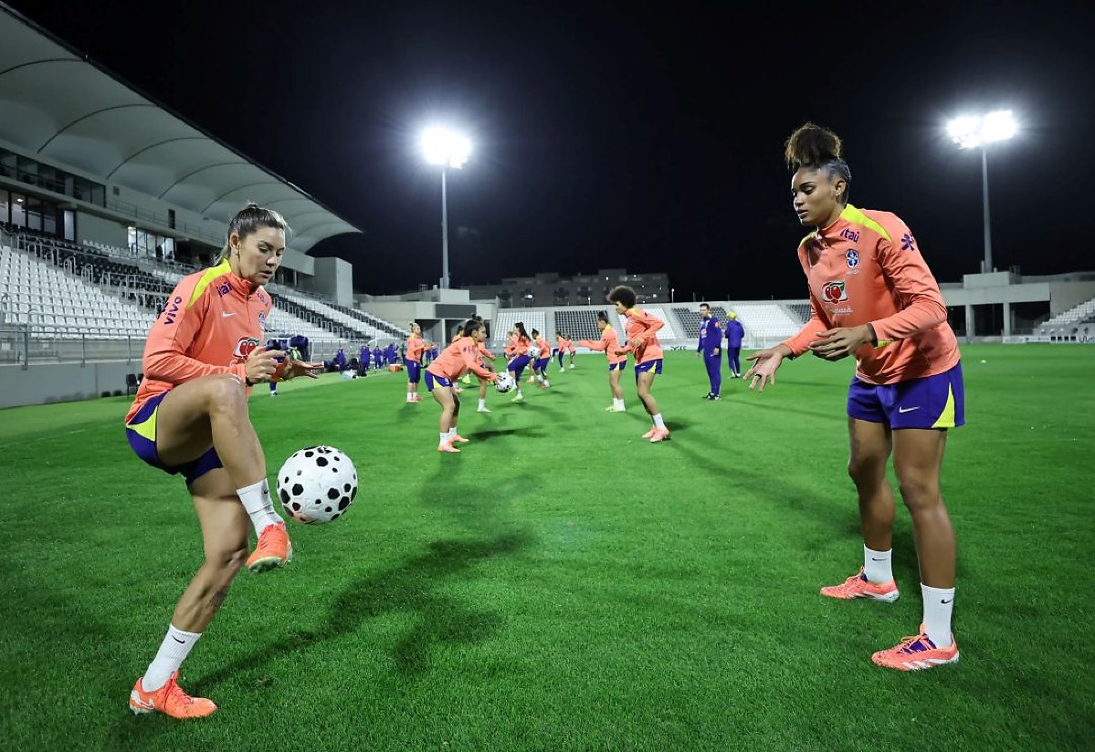 Seleção Brasileira Feminina durante treinos na Espanha