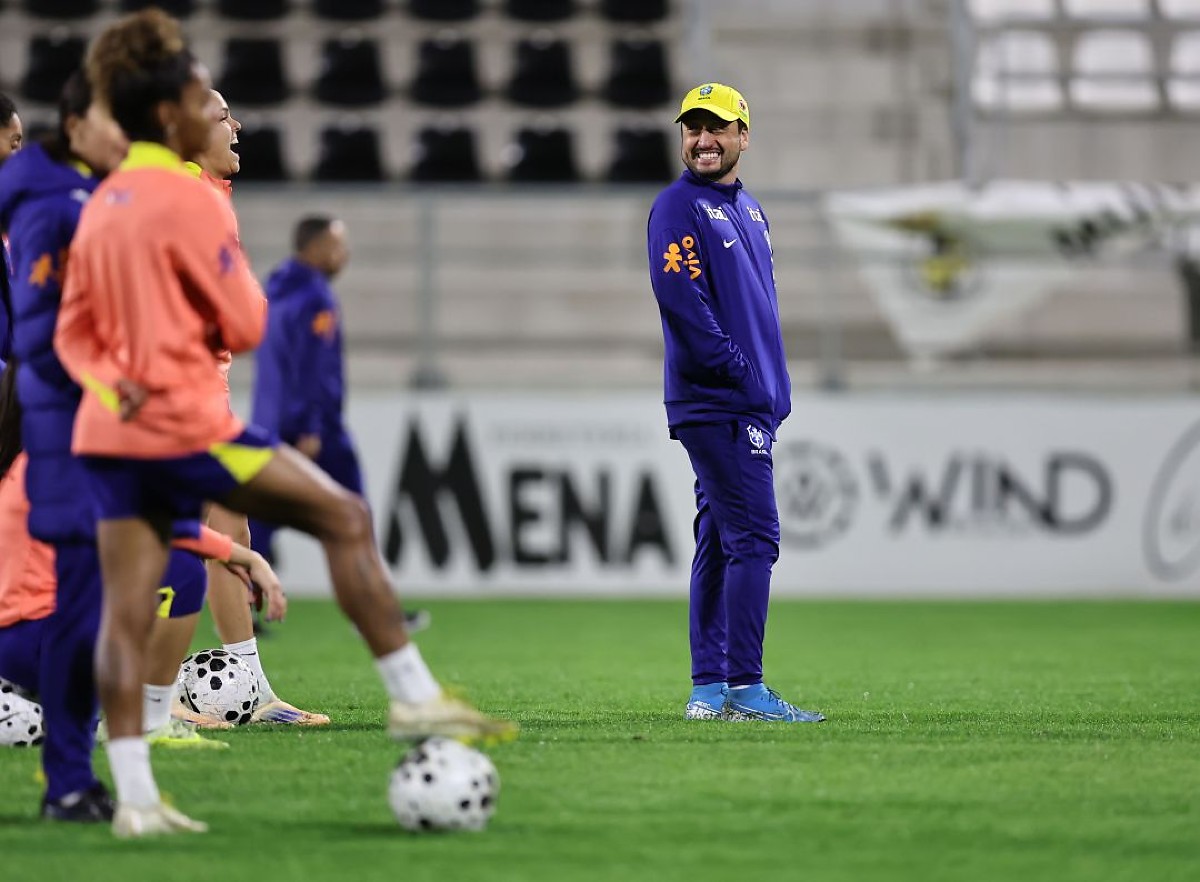 Treinador Arthur Elias durante treino da Seleção Brasileira Feminina na Espanha
