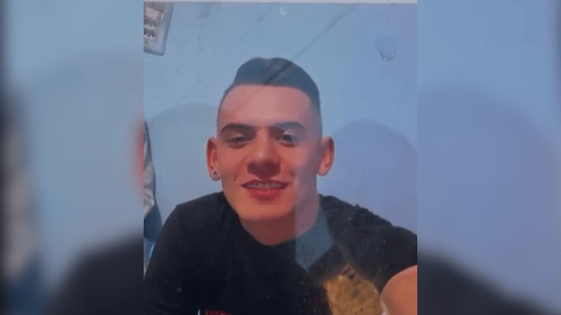 O suspeito foi identificado como Douglas Alves da Silva, de 26 anos, e é procurado