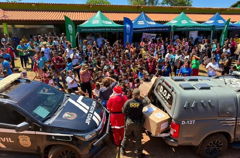 Mutirão reforçou cidadania, entregou documentos, serviços de saúde e marcou crianças com a chegada do Papai Noel de helicóptero