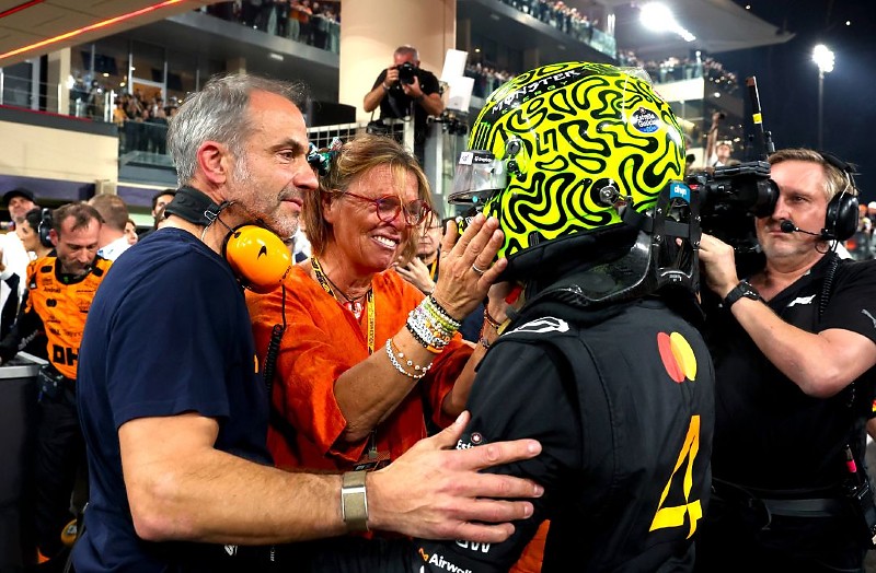 Lando Norris recebendo os parabéns de seus Pais pela conquista do primeiro título da Fórmula 1 em 2025