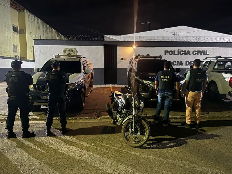 Dois jovens são presos por roubo de motocicleta em ação conjunta da Polícia Civil e Militar