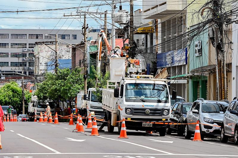 Campo Grande limpa centro e retira 24 mil metros de cabos irregulares