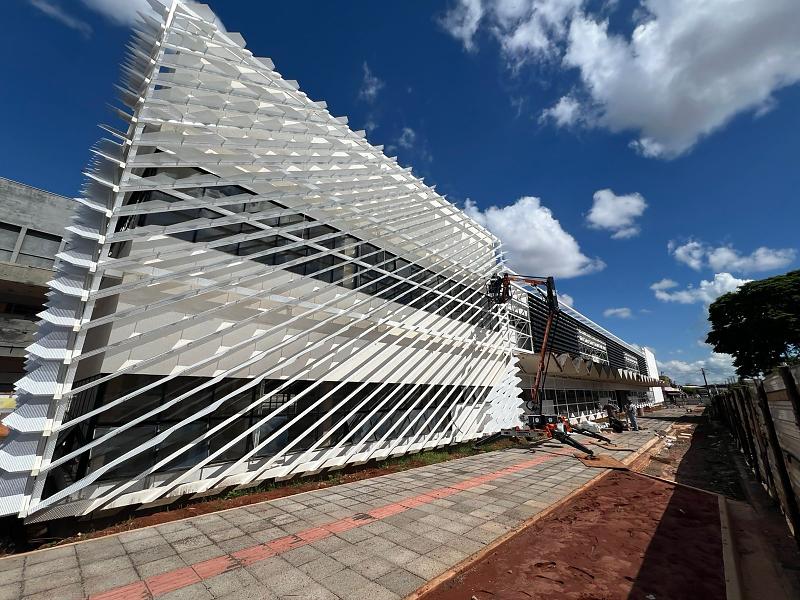 Mais de 50 trabalhadores atuam nas reformas das 40 lojas que ele coordena