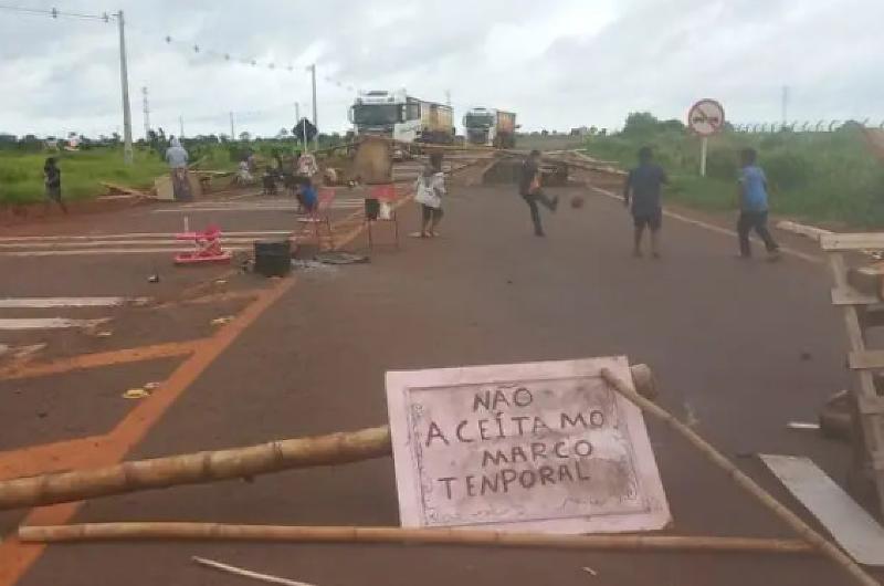 Durante a ação, a PM utilizou bombas de efeito moral e balas de borracha para dispersar os manifestantes que insistiam em permanecer na pista