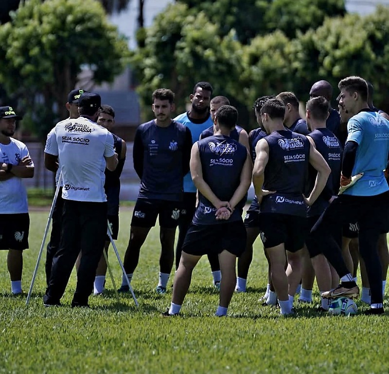 Treinador Paulo Massaro segue a pré-temporada com o elenco em treinamentos em Sidrolândia