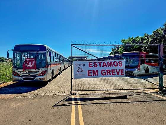 Greve paralisa &ocirc;nibus e deixa Campo Grande sem transporte coletivo
