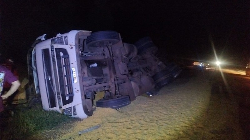 Veículo carregado com 37 toneladas saiu da pista na MS-480, em Anaurilândia; motorista teve ferimentos leves