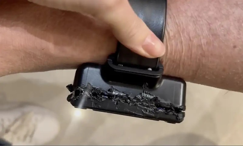 Brasília (DF), 22/11/2025 - Tornozeleira do ex-presidente Jair Bolsonaro com marcas de tentativa de violação