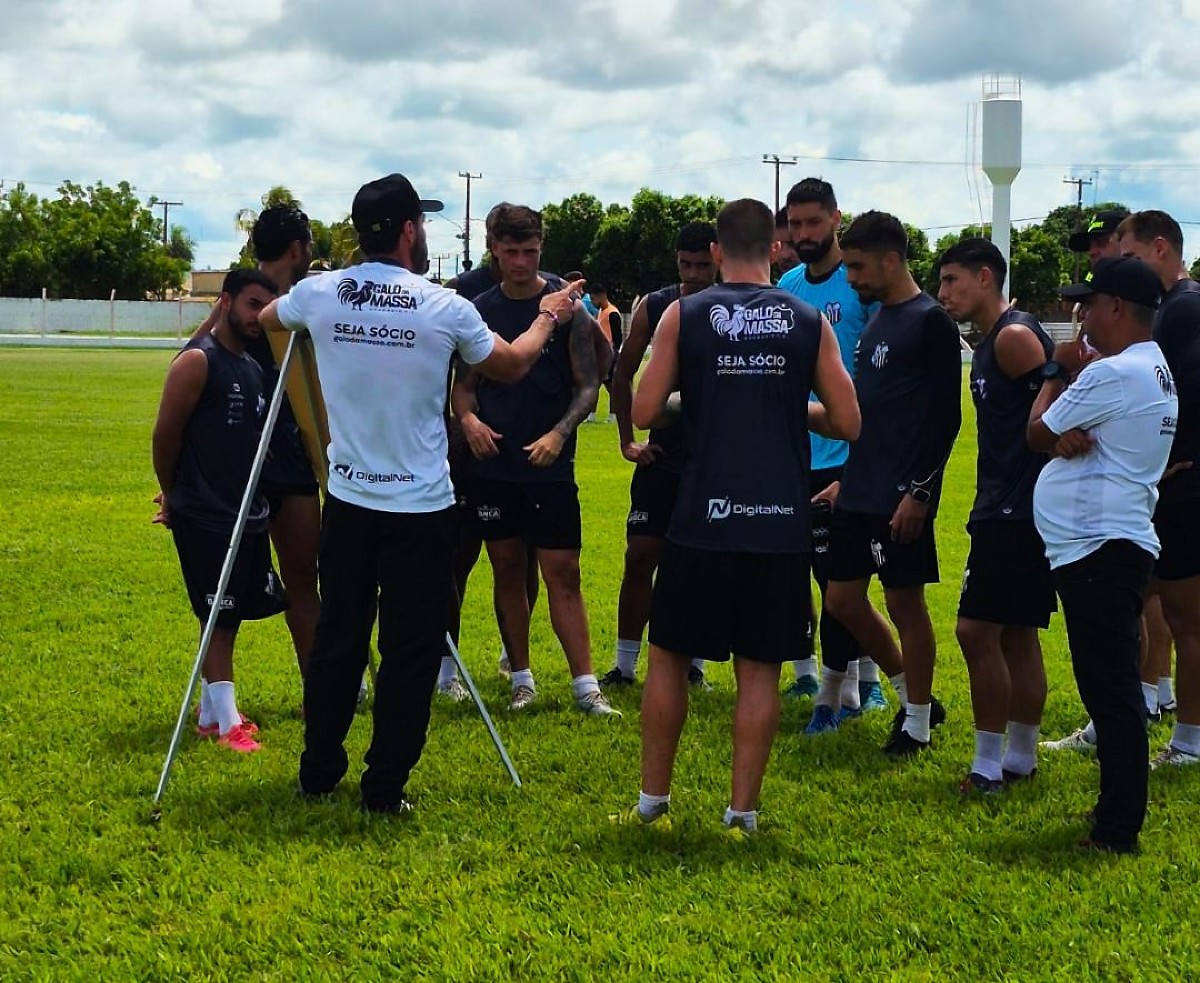 T&eacute;cnico Paulo Massaro em treinamento Oper&aacute;rio FC 2026