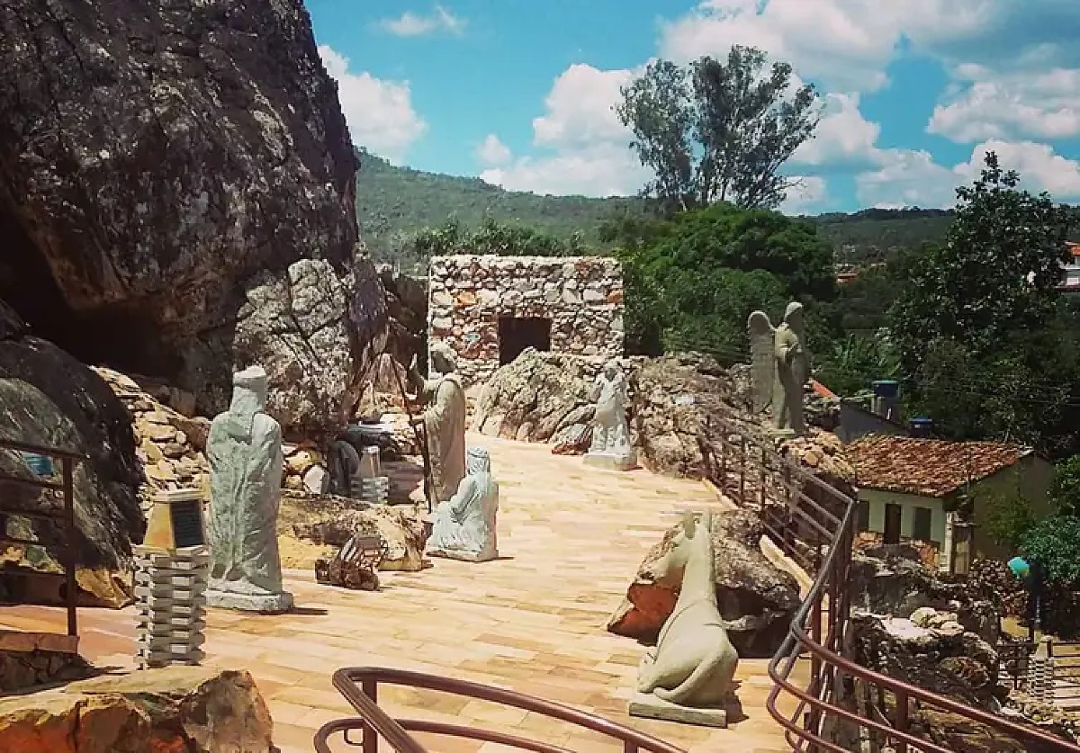 Em praça pública ou em casa, fiéis mantêm tradição de presépios