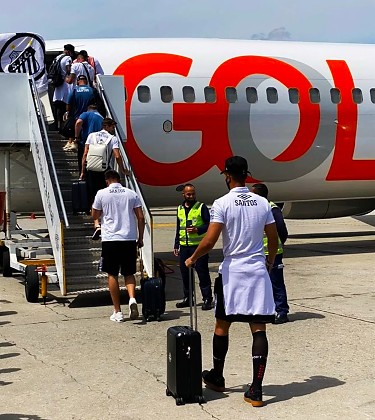 Jogadores do Santos embarcando para jogos da S&eacute;rie A