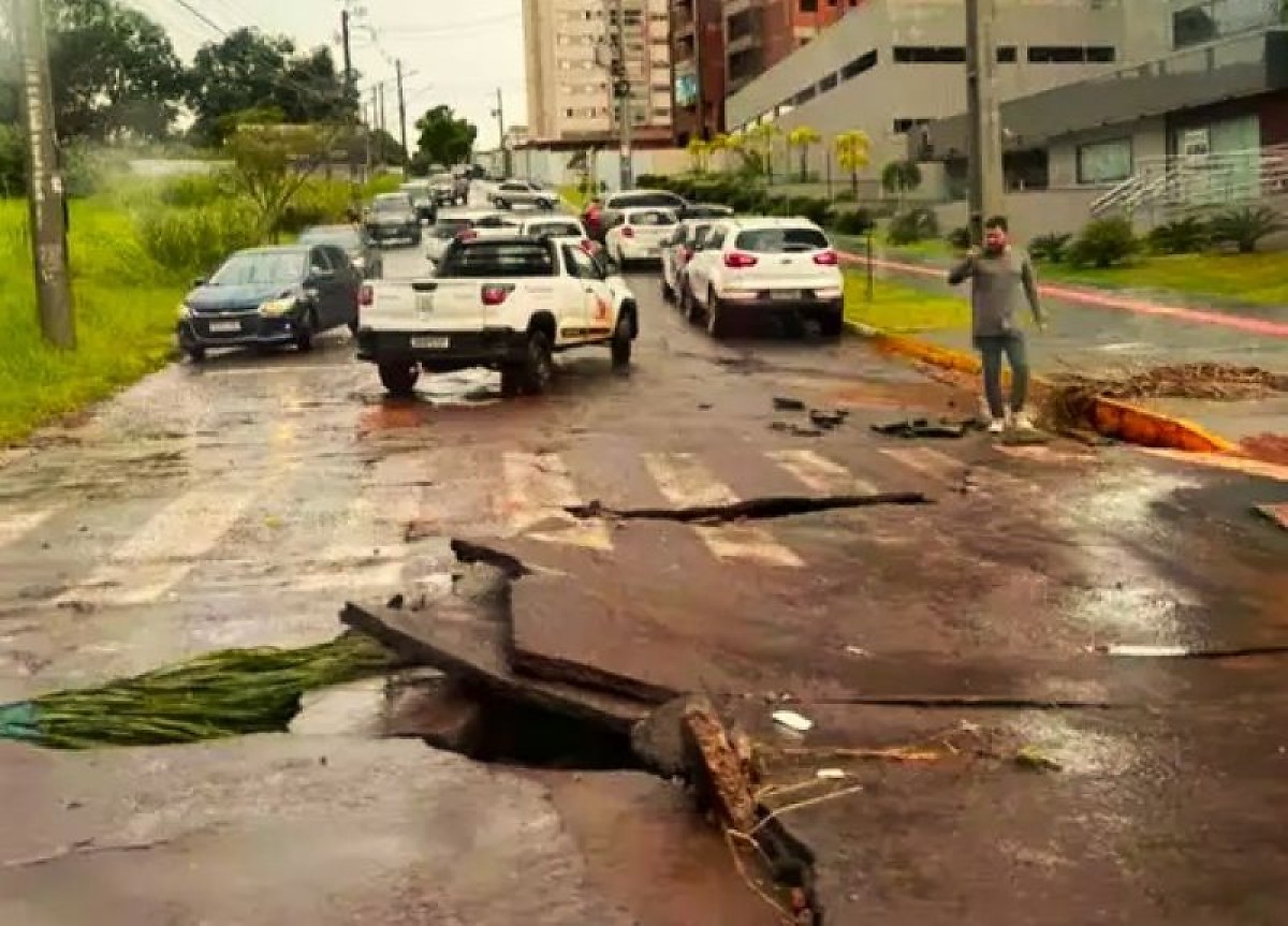 Avenida Rachid Neder com Pedro Celestino Trecho arrastado pela chuva