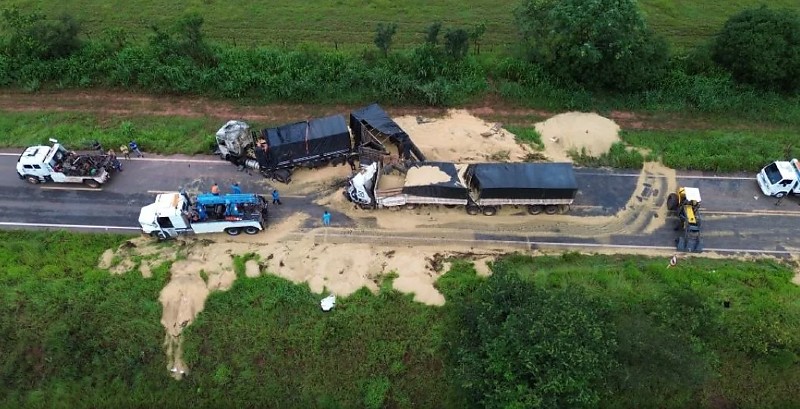 Engavetamento na MS-395 deixa motorista morto e interdita rodovia