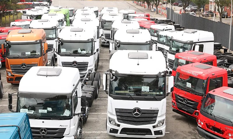 Caminhõesnovos no pátio da Mercedes-Benz do Brasil em São Bernardo do Campo