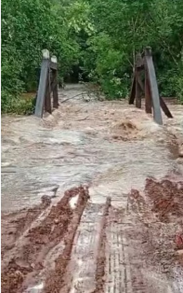 Moradores enfrentam isolamento após enxurrada levar ponte em MS